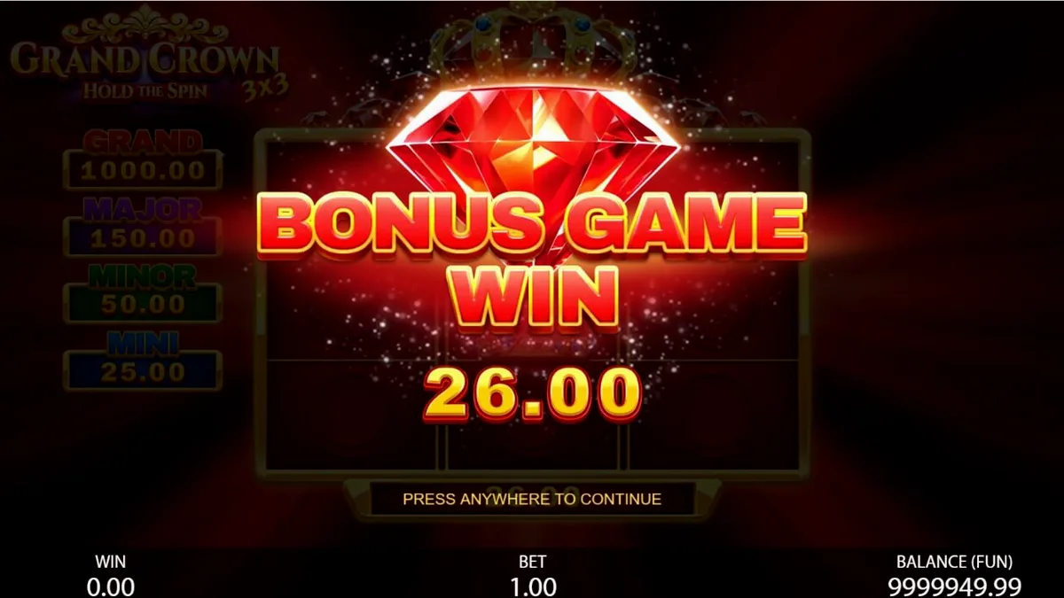 Interface do slot 3x3 Grand Crown: Hold the Spin com símbolos de frutas e coroas douradas.